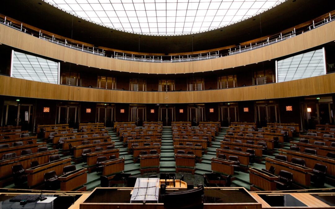 Vad är skillnaden mellan demokrati och diktatur?
